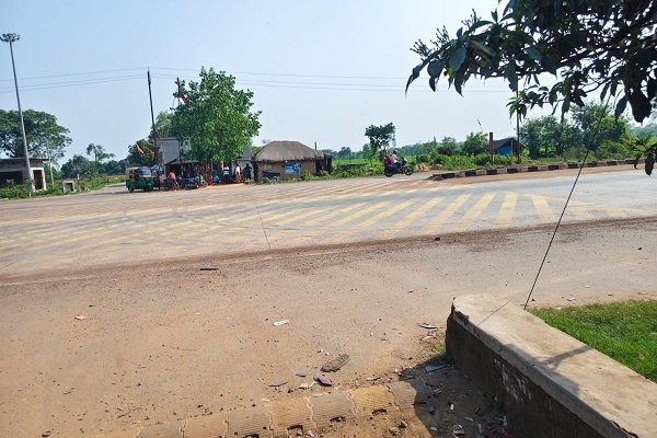 Bahragora : प्रशासनिक अनदेखी से सुलग रहा खांडामौदा, हादसों के बाद भी नहीं जागी NHAI, ग्रामीणों ने दी उग्र आंदोलन की चेतावनी