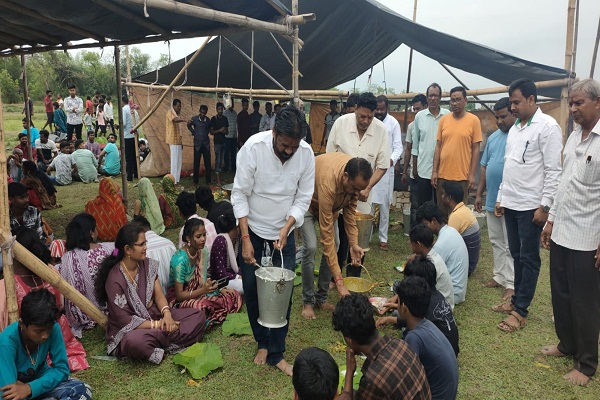 Bahragora : खंडामौदा में ‘मां माटखाल बूढ़ी’ की पूजा संपन्न, उमड़ा जनसैलाब; विधायक समीर मोहंती ने टेका मत्था