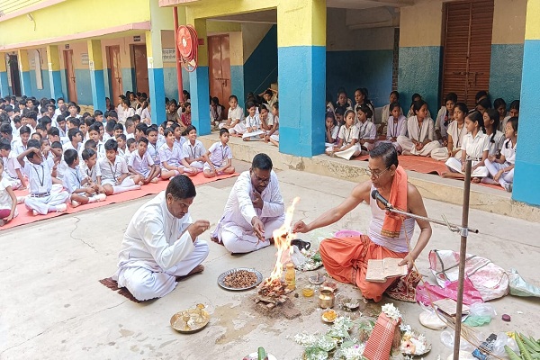 Academic Session : सरस्वती शिशु विद्या मंदिर बहरागोड़ा में मंत्रोच्चार के साथ नए शैक्षणिक सत्र का आगाज, पूजन-हवन में गुरू-शिष्य रहे उपस्थित