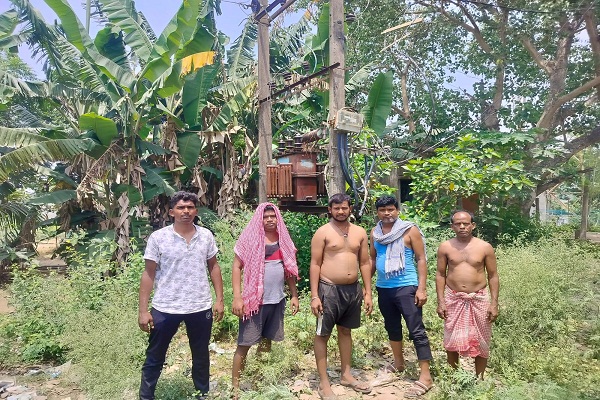 Bahragora : चित्रेश्वर मंदिर क्षेत्र में एक सप्ताह से छाया अंधेरा, जला हुआ ट्रांसफार्मर नहीं बदले जाने से भीषण गर्मी में त्रस्त हुए ग्रामीण और श्रद्धालु