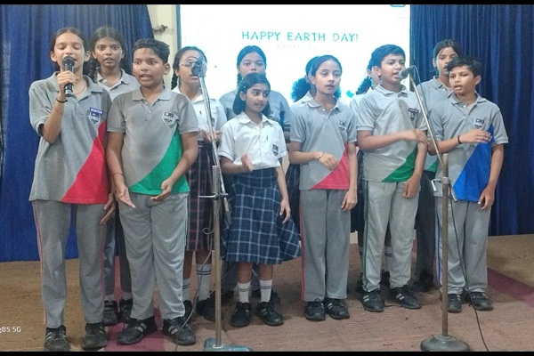 Jamshedpur : बाल्डविन फार्म एरिया हाई स्कूल में पृथ्वी दिवस का आयोजन ।पर्यावरण संरक्षण के प्रति छात्रों को किया गया जागरूक 