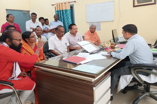 Jadugora : झारखंड में बांग्ला एकेडमी गठन की उठी मांग, बंगभाषी उन्नयन समिति ने मुख्यमंत्री के नाम पोटका बीडीओ को सौंपा ज्ञापन