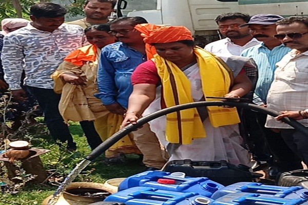 Jamshedpur : हरहरगुड्डू–घाघीडीह क्षेत्र में जल संकट से मिली राहत, जिप अध्यक्ष बारी मुर्मू प्रयास से तारापोर कंपनी के टैंकर से जलापूर्ति शुरू