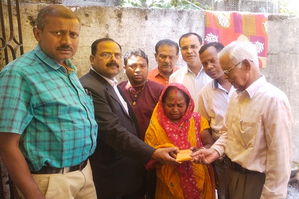 Jamshedpur : रिम्स में इलाजरत भोंदू की पत्नी को वकीलों ने पचास हजार रुपए सौंपे : सुधीर कुमार पप्पू