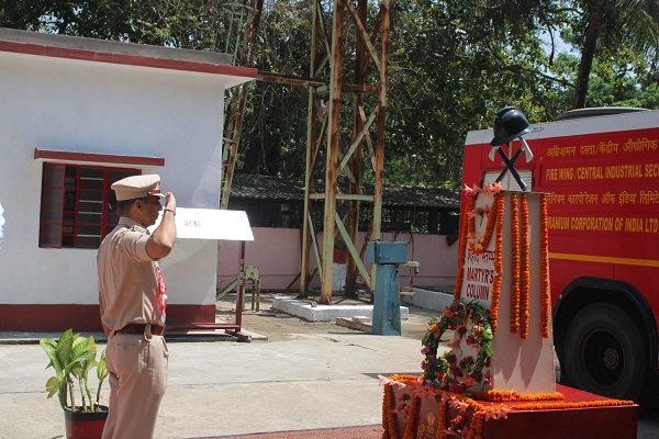 Jadugora : राष्ट्रीय अग्निशमन सेवा सप्ताह की शुरूआत, CISF जवानों ने मुंबई के विक्टोरिया में डाक यार्ड में शहीद हुए जवानों को दी श्रद्धांजलि