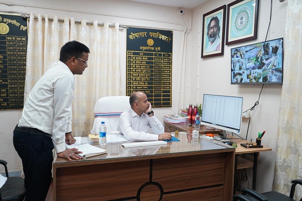 Jamshedpur : उपायुक्त ने कोषागार का किया निरीक्षण, प्रत्येक डीडीओ बिल की निकासी की गहनता से जांच के दिए निर्देश