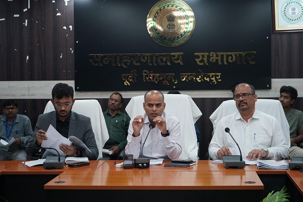 Jamshedpur : कल्याण विभाग तथा आईटीडीए द्वारा संचालित योजनाओं एवं कार्यक्रमों के क्रियान्वयन में तेजी लाएं : उपायुक्त