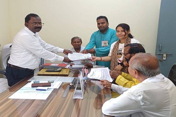 Bahragora : गौ माता को राष्ट्र माता का दर्जा दे भारत सरकार, गायत्री परिवार ने राष्ट्रपति व प्रधानमंत्री के नाम प्रखंड कार्यालय में सौंपा ज्ञापन