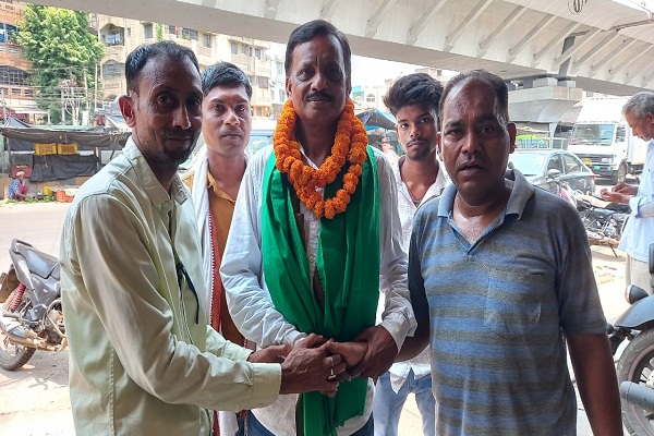 Jamshedpur : झामुमो जिला सचिव घनश्याम महतो का मानगो चौक पर कार्यकर्ताओं ने किया स्वागत 