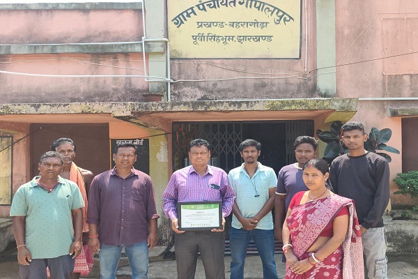 Bahragora : गोपालपुर पंचायत के मुखिया लक्ष्मी राम मुर्मू उत्कृष्ट कार्यों के लिए हुए सम्मानित, क्षेत्र में हर्ष का माहौल