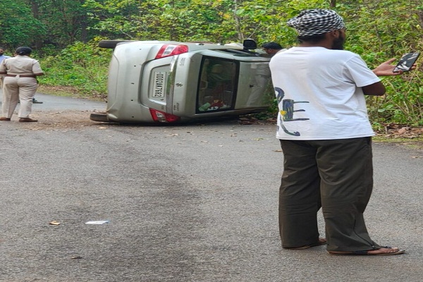 Gua :किरीबुरू-बेसकैंप मार्ग पर बड़ा हादसा टला, कार घाटी में गिरी, कोई हताहत नहीं
