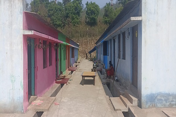 Gua : सेल प्रबंधन ने रेलवे साइडिंग में नया घर आवंटित किया,  बिजली कनेक्शन से पल्ला झाड़ा,  अंधेरे में रहने को मजबूर हैं विस्थापित परिवार