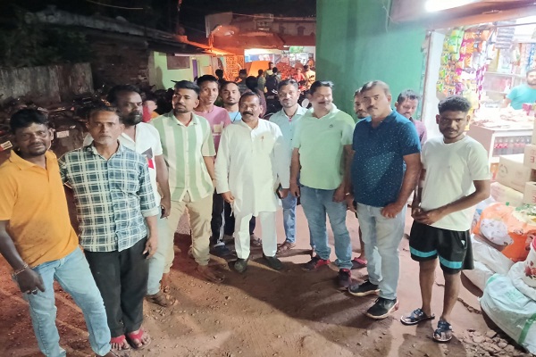  Gua : पूर्व मुख्यमंत्री मधु कोड़ा ने बेरोजगारी और मजदूरों की समस्याओं पर किया मंथन, 5 मई को कंस्ट्रक्शन कंपनी के मालिकों के साथ होगी बैठक