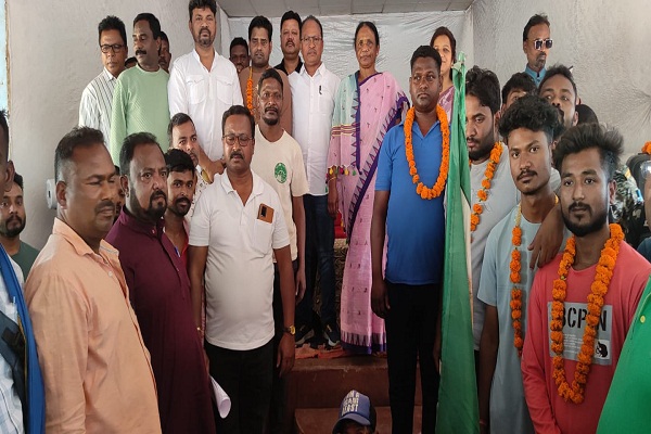 Gua : गुवा में झामुमो को मिली मजबूती, 10 लोगों ने थामा पार्टी का दामन