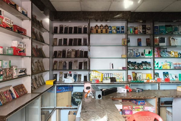 Gua : बड़ाजामदा बाजार में दो मोबाइल दुकानों में लाखों की चोरी, छानबीन में जुटी पुलिस