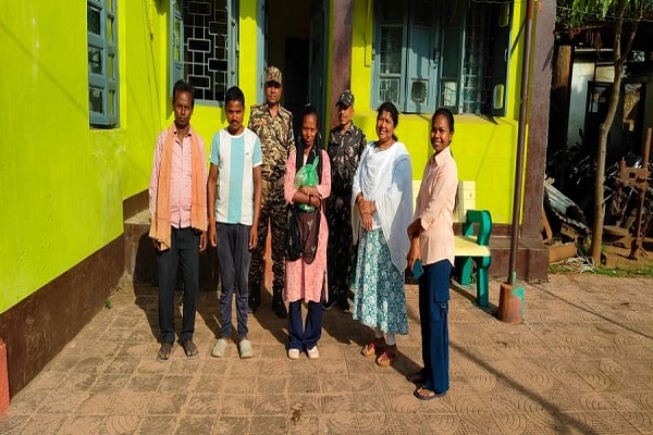 Gua : नक्सल प्रभावित सारंडा में पुलिस की मानवीय पहल, भटकी महिला को सकुशल परिवार से मिलाया