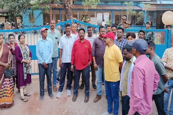 Gua :  18 गांव के बेरोजगारों का SAIL कार्यालय के बाहर प्रदर्शन, रोजगार व समान वेतन को लेकर प्रबंधन से वार्ता