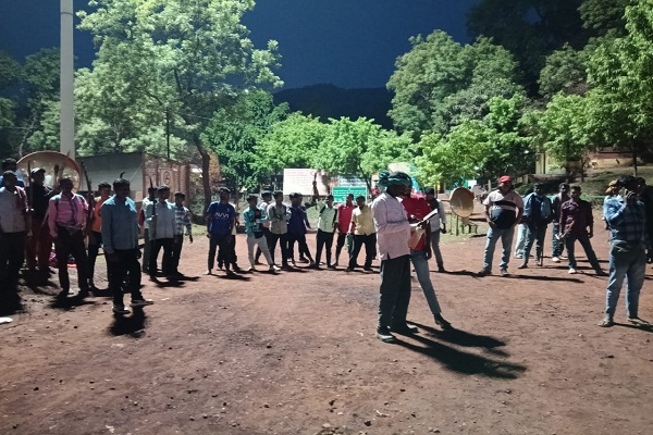 Gua : 12 गांव के मानकी-मुंडा संग ग्रामीणों ने सेल का खदान क्षेत्र घेरा, उत्पादन प्रभावित, वार्ता बेनतीजा 