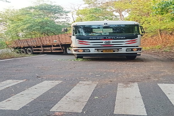 Gua : किरीबुरू-बड़ाजामदा मुख्य सड़क पर तीखे मोड़ पर ट्रेलर फंसा, आवागमन हुआ बाधित