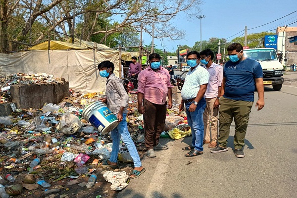 Jadugora : यूसिल में टेंडर प्रक्रिया में लेट-लतीफी से जादूगोड़ा मुख्य सड़क किनारे गंदगी का लगा ढेर, लोग नाक सिकुड़ कर आनजाने को विवश, स्थानीय व्यापारी परेशान