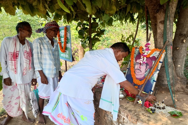 Jadugora : शहीद गंगा नारायण सिंह की 236 वीं जयंती पर जल, जंगल व जमीन बचाने का लिया संकल्प