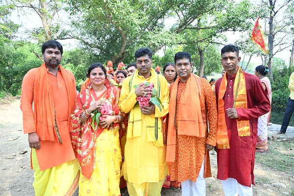 Jadugora : हाथी बिंदा पंचायत के बहडाडीह गांव में हरिमंदिर की हुई प्राण प्रतिष्ठा,108 महिलाओं ने निकाली कलश यात्रा, पूरा गांव हुआ भक्तिमय