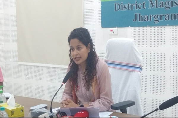 Jhargram : मतदान प्रतिशत बढ़ाने को जिला प्रशासन चला रहा “आमार झाड़ग्राम आमार वोट” अभियान, शैक्षणिक संस्थानों में ईएलसी, ग्रामीण क्षेत्रों में नुक्कड़ नाटक के माध्यम से किया जा रहा जागरूक