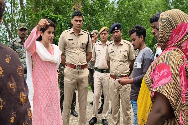 Jhargram : विधानसभा चुनाव को लेकर डीएम-एसपी ने संवेदनशील क्षेत्रों का किया भ्रमण, जनता से भयमुक्त होकर मतदान की अपील