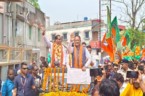 Jhargram : झाड़ग्राम में चुनावी सरगर्मी तेज, नामांकन की होड़, भाजपा व वाम दल के प्रत्याशियों ने दाखिल किया नामजदगी का पर्चा