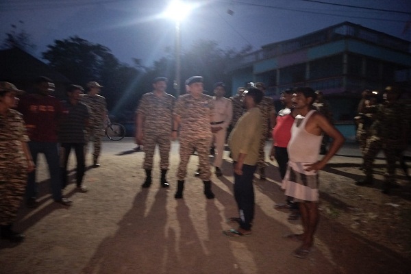 Jhargram : विधानसभा चुनाव शांतिपूर्ण संपन्न कराने को लेकर CRPF ने की सघन पेट्रोलिंग, लोगों से निडर होकर मतदान की अपील