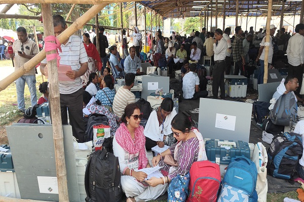 Jhargram : झाड़ग्राम जिले की चार विधानसभा सीटों पर मतदान की तैयारियां पूरी, बूथों पर रवाना हुई पोलिंग पार्टियां