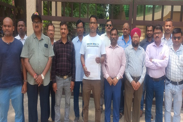 Jamshedpur : कदमा में सैनिक के साथ पुलिस की बर्बरता के खिलाफ पूर्व सैनिकों ने जताया विरोध, उग्र विरोध का दिया अल्टीमेटम