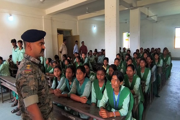 Potka : कोवाली थाना प्रभारी ने छात्रों को किया जागरूक, नशा व बाल विवाह से दूर रहने की दी सीख