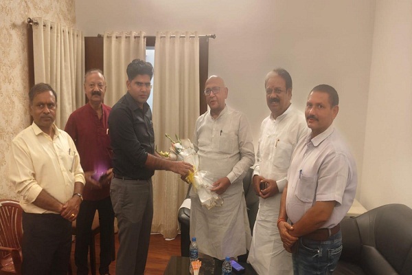 Lohardaga : जमशेदपुर पश्चिम के विधायक सरयू राय मिले लोहरदगा के उपायुक्त से, पर्यटन स्थल चूल्हा पानी तक जाने वाली बड़की चांपी और सलगी के बीच की सड़क होगी दुरुस्त 