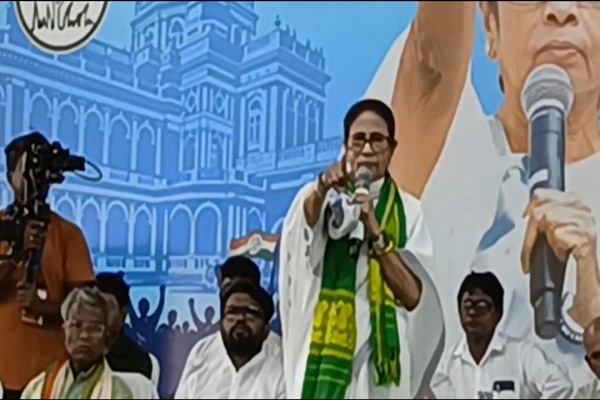 Jhargram : झाड़ग्राम की रैली में ममता बनर्जी ने खेला आदिवासी कार्ड, सरना धर्म को आधिकारिक मान्यता देने की कही बात, भाजपा पर जमकर बरसीं