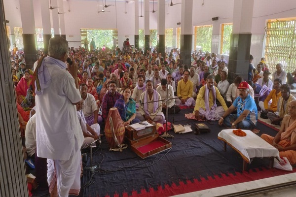 Bahragora : मानुषमुड़िया के स्वामी निगमानंद आश्रम में उमड़ा आस्था का सैलाब, अक्षय तृतीया पर हुआ रक्तदान