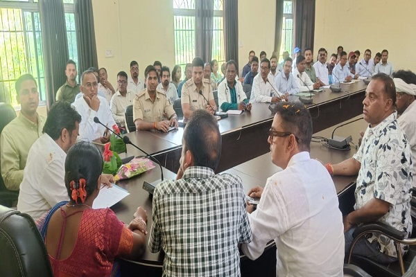 Bahragora : बहरागोड़ा विधायक समीर कुमार मोहंती ने प्रखंड मुख्यालय में समीक्षा बैठक कर विकास कार्यों की रफ्तार तेज करने का दिया निर्देश