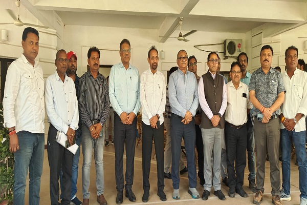 Kharagpur/jamshedpur : दपूरे में रेल परियोजनाओं और यात्री सुविधाओं को लेकर घाटशिला में महत्वपूर्ण बैठक, रेल अधिकारियों ने सांसद को आवश्यक कार्रवाई का भरोसा दिलाया