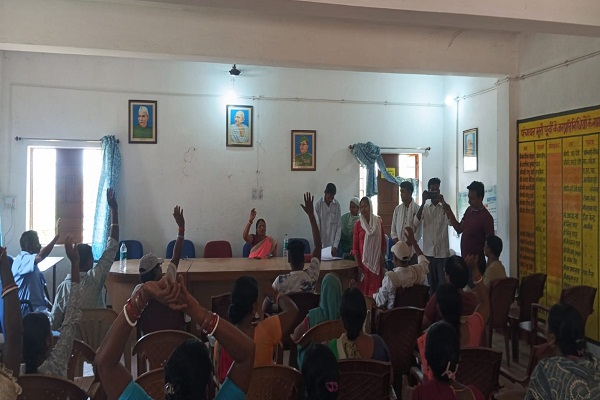 Muri : मुरी पंचायत भवन में ग्राम सभा की बैठक, सचिव-कोषाध्यक्ष के चुनाव पर हुई चर्चा