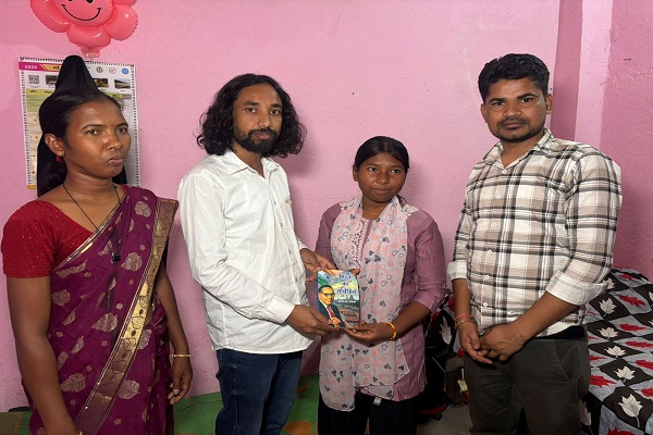 Muri : कस्तूरबा विद्यालय जोड़ेया की खुशबू 95.40 प्रतिशत अंक लाकर बनी टॉपर, छात्र नेता देवेंद्र नाथ महतो ने किया सम्मानित