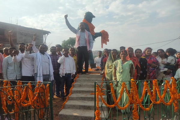 Muri : सिल्ली में मना शहीद दिलीप कुमार बेदिया का शाहदत दिवस, माल्यार्पण कर दी गई श्रद्धांजलि