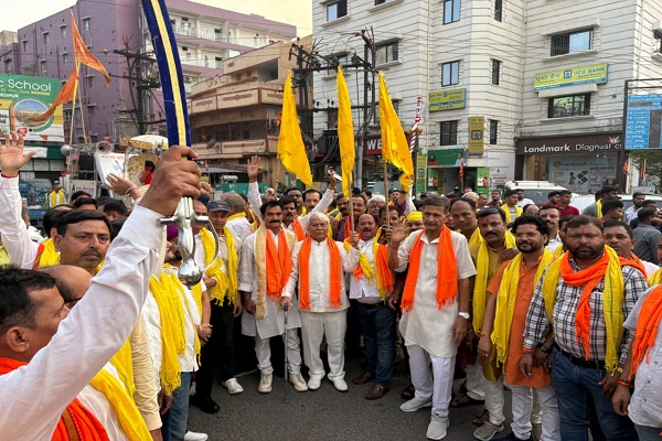 Jamshedpur : जमशेदपुर : भगवान परशुराम के प्राकट्य उत्सव के पूर्व संध्या पर निकली भव्य शोभा यात्रा, डीजे-डंका की धून पर थिरकते रहे शहरवासी