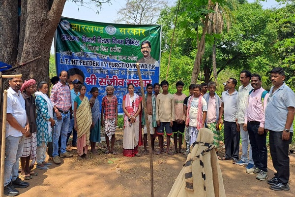 Potka : आजादी के 79 साल बाद भी अंधेरे में जी रहे थे ग्रामीण, अब मुख्यमंत्री उज्ज्वल झारखंड योजना से जगी रोशनी की आस