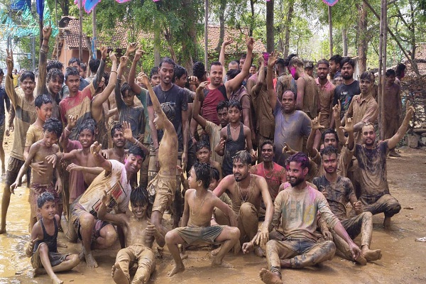 Potka : हेंसड़ा में परंपरा, भक्ति और भाईचारे का दिखा संगम, कीर्तन के बाद धूलेट का लोगों ने लिया आनंद