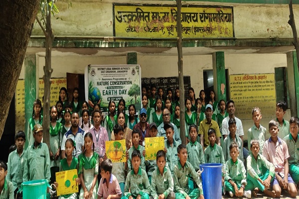 Potka : डालसा ने स्कूली बच्चों के साथ मनाया पृथ्वी दिवस, पौधारोपण कर दिया पर्यावरण संरक्षण का संदेश