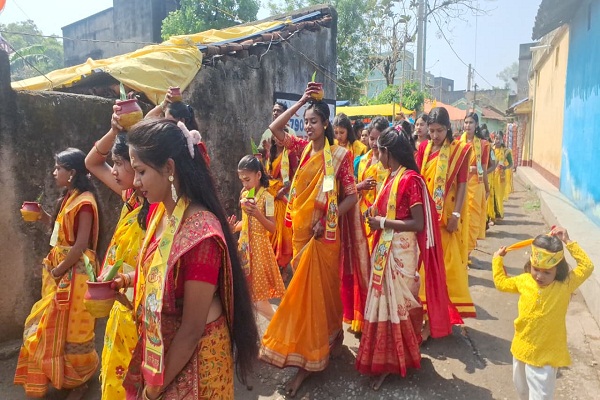 Potka : हल्दीपोखर में 24 पहर हरिनाम संकीर्तन को लेकर भव्य कलश यात्रा निकाली गई सैकड़ो भक्तों ने लिया हिस्सा