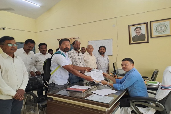 Potka : पोटका क्षेत्र के खराब जल मीनार व चापाकल मरम्मत की मांग, झामुमो ने बीडीओ को सौंपा ज्ञापन