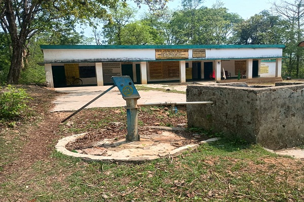 Potka : गर्मी के दस्तक के साथ ही उत्क्रमित मध्य विद्यालय जोबला में गहराया पेयजल संकट, जलस्तर घटने से स्कूल के दोनों चापानल हुए खराब