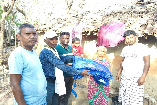 Potka : आंधी से उजड़ा घर, कूनी देवी को मिला तिरपाल का सहारा