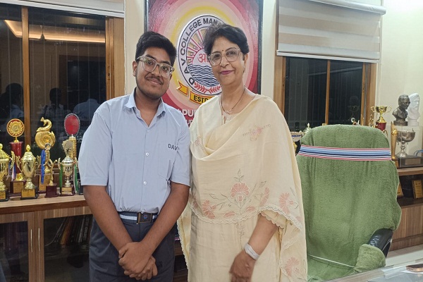 Jamshedpur :  बिना ट्यूशन के यूट्यूब का पढ़ाई में सदुपयोग कर डीएवी के प्रीतेश ने लाया 94 प्रतिशक अंक